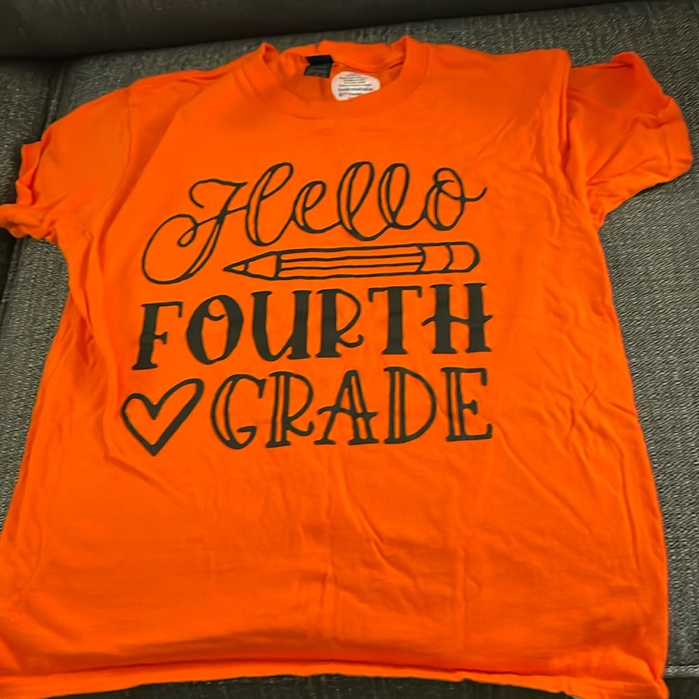 3/$15 Hello Fourth Grade tee size M - Picture 1 of 1